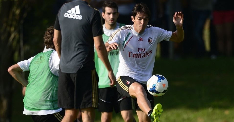 Kaká faz seu primeiro treino no Milan após o retorno ao clube. O meia deve reestrear no dia 15.
