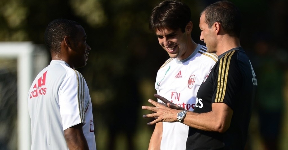 Kaká, Robinho e o técnico do Milan, Massimiliano Allegri, conversam em treino realizado no CT do clube