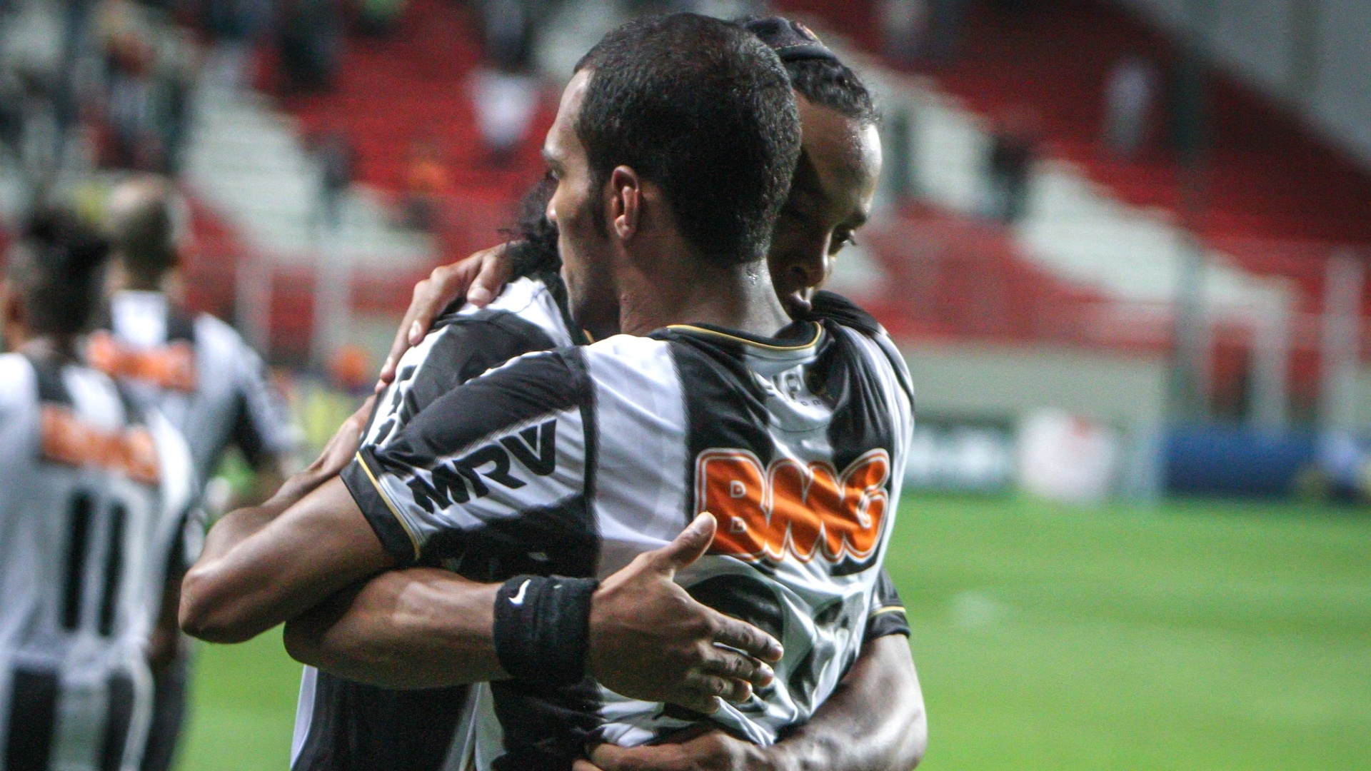 Ronaldinho Gaúcho abraça Richarlyson após marcar o segundo gol do Atlético-MG no empate com o Fluminense (4/9/2013)