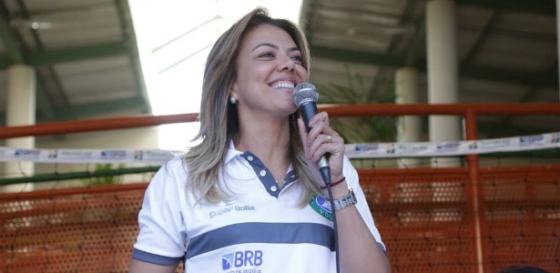 Leila, diretora do Brasília Vôlei, discursa durante visita do time a uma escola da cidade - Divulgação/Facebook VôleiBrasília