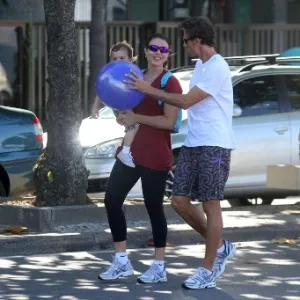 03.jun.2012 - Ex-jogadora Leila e jogador de vôlei de praia Emanuel passeiam com o filho Lukas no Rio de Janeiro - undefined