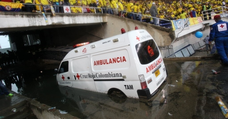 06.set.2013 - Ambulância fica parcialmente submersa após as fortes chuvas em Barranquilla que atrasaram a partida entre Colômbia e Equador pelas Eliminatórias para a Copa do Mundo