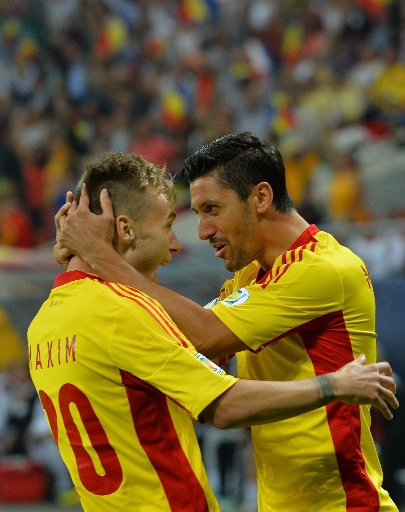06.set.2013 - Ciprian Marica (dir.) comemora com Maxim após marcar para a Romênia contra a Hungria, pelas Eliminatórias Europeias para a Copa do Mundo do Brasil de 2014