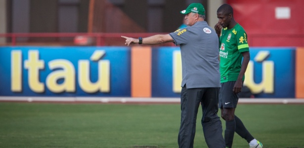 Felipão conversa com Ramires. Volante disputa vaga no time com Oscar