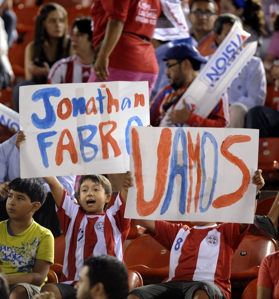 06.set.2013 - Crianças assistem à partida entre Paraguai e Bolívia pelas Eliminatórias para a Copa do Mundo