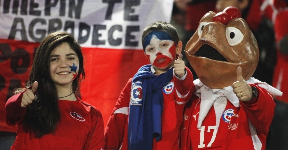 06.set.2013 - Crianças, mulheres e torcedores fantasiados são vistos nas arquibancadas para o jogo entre Chile e Venezuela pelas Eliminatórias para a Copa do Mundo