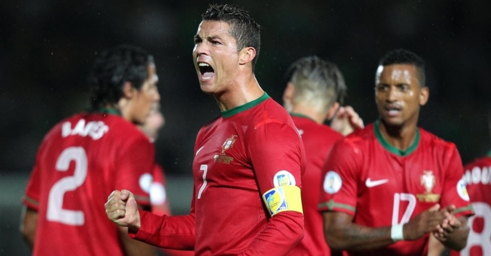 06.set.2013 - Cristiano Ronaldo comemora após marcar o segundo de seus três gols na vitória de Portugal por 4 a 2 sobre a Irlanda do Norte pelas eliminatórias da Copa-14