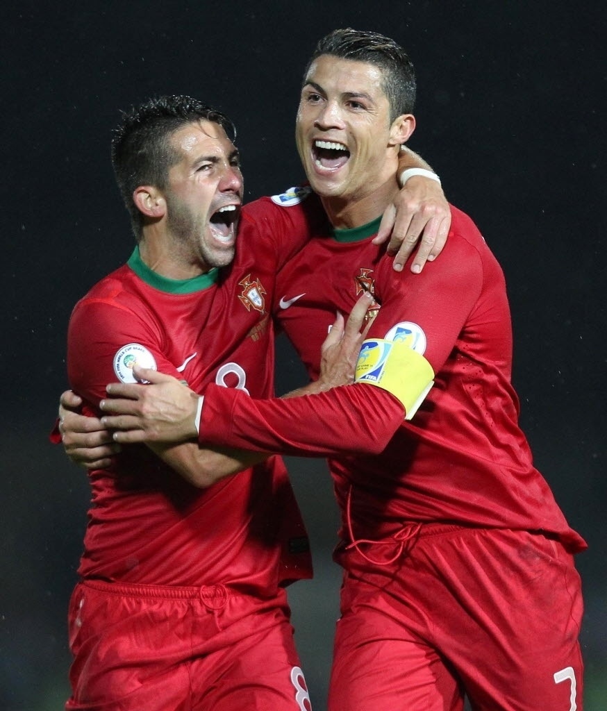 06.set.2013 - Cristiano Ronaldo (d) comemora ao lado de João Moutinho após marcar o segundo de seus três gols na vitória de Portugal por 4 a 2 sobre a Irlanda do Norte pelas eliminatórias da Copa-14