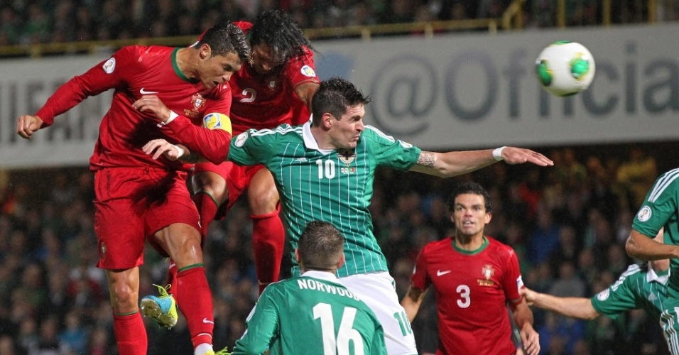 06.set.2013 - Cristiano Ronaldo sobe de cabeça para marcar o seu primeiro gol na partida entre Portugal e Irlanda do Norte pelas eliminatórias da Copa-14; portugueses venceram por 4 a 2