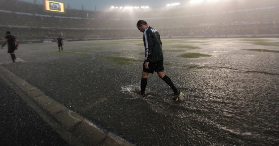 06.set.2013 - Forte chuva prejudica o gramado da partida entre Colômbia e Equador pelas Eliminatórias e provoca atraso no início do jogo