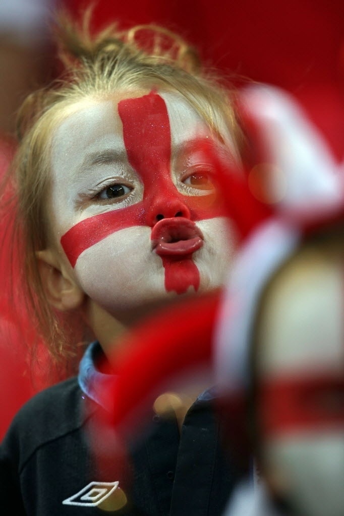 06.set.2013 - Garotinha com a cara pintada com a bandeira da Inglaterra se diverte antes da partida da seleção de seu país contra Moldova