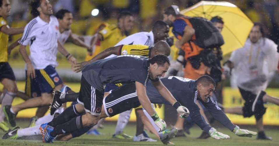 06.set.2013 - Jogadores da seleção da Colômbia comemoram a vitória sobre o Equador com um peixinho coletivo no gramado