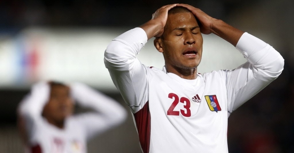 06.set.2013 - José Rondón, da Venezuela, lamenta chance desperdiçada na partida contra o Chile, pelas Eliminatórias