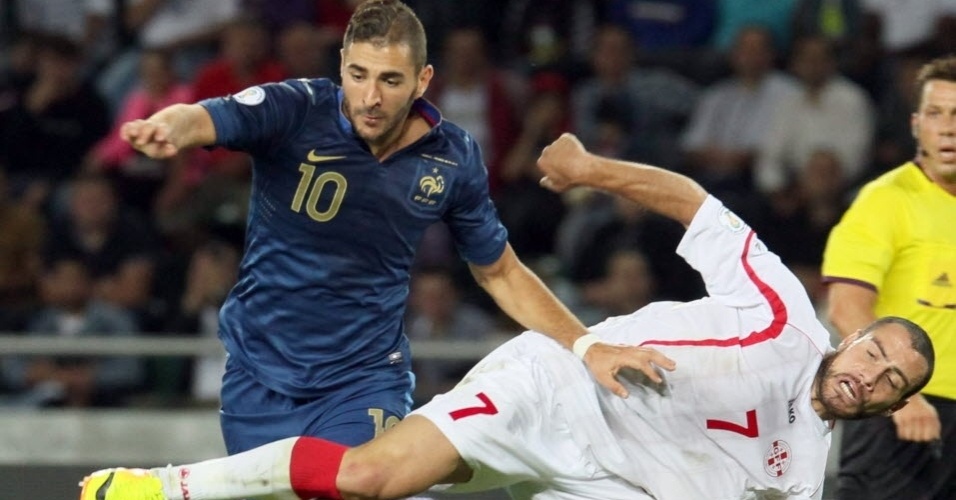06.set.2013 - Karim Benzema, atacante da França, disputa a bola com Kankava, da Geórgia, pelas Eliminatórias da Copa do Mundo