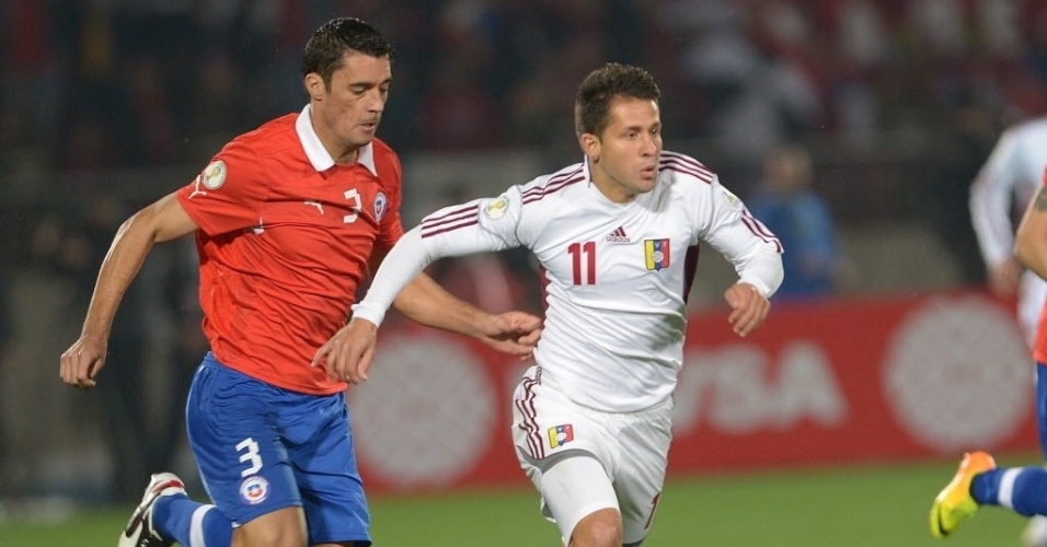 06.set.2013 - Marcos González, do Chile, briga pela bola com Cesar González, da Venezuela, em partida das Eliminatórias para a Copa do Mundo
