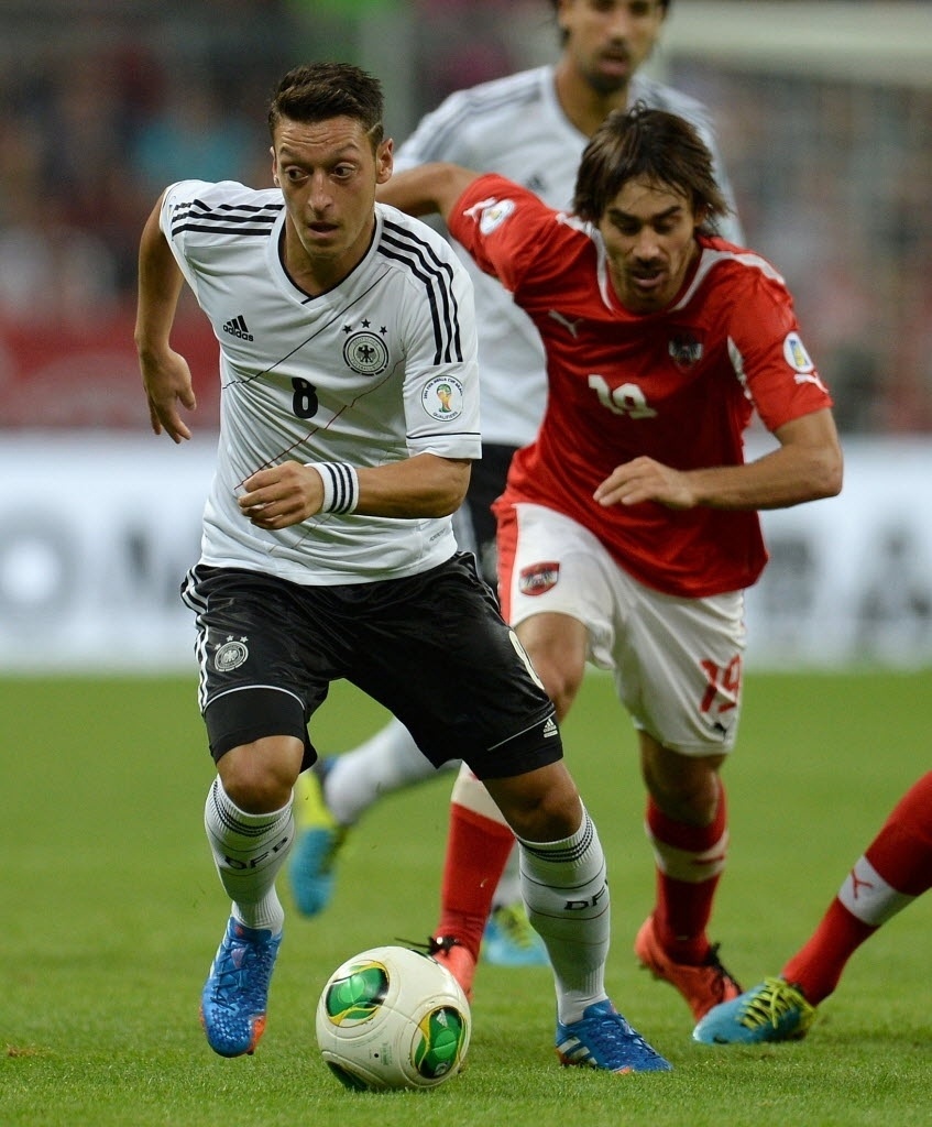 06.set.2013 - Özil carrega a bola na partida da Alemanha contra a Áustria pelas Eliminatórias Europeias da Copa do Mundo