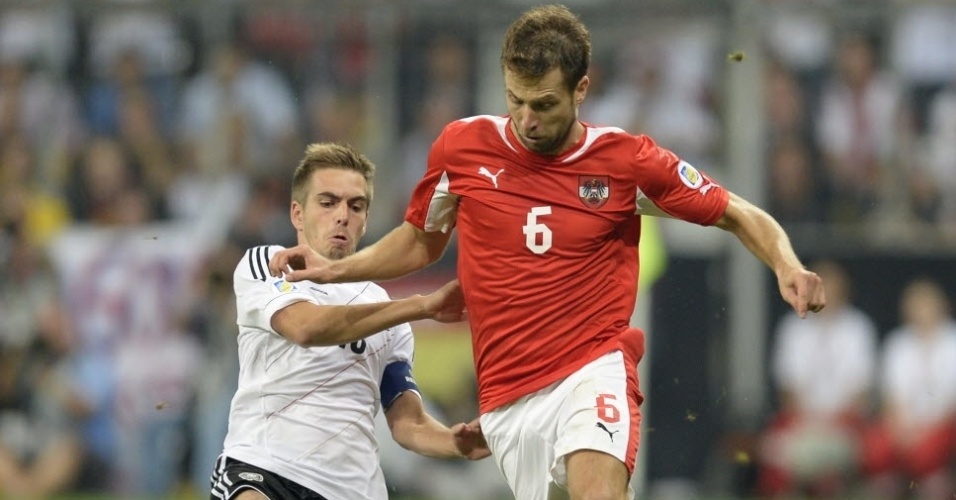 06.set.2013 - Philipp Lahm (esq.), da seleção da Alemanha, tenta roubar a bola do meia Ivanschitz, da Áustria, em partida das Eliminatórias Europeias da Copa do Mundo de 2014