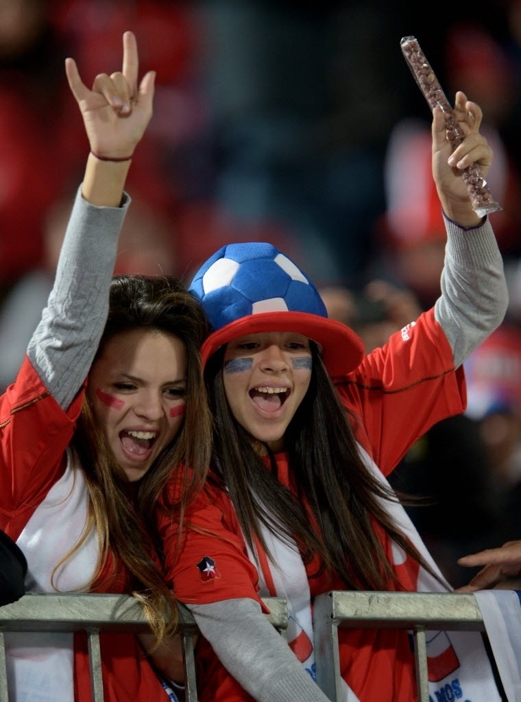 06.set.2013 - Torcedoras do Chile fazem a festa antes do início da partida contra a Venezuela pelas Eliminatórias