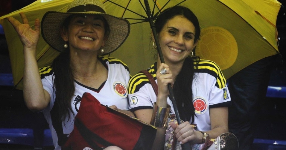 06.set.2013 - Torcedoras se protegem da chuva como podem antes do início da partida entre Colômbia e Equador, pelas Eliminatórias Sul-Americanas da Copa do Mundo