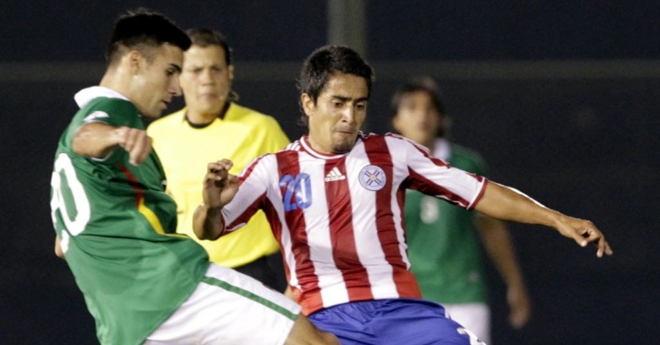 06.set.2013 - Wilson Pittoni (dir.), do Paraguai, disputa a bola com Danny Bejarano, da Bolívia, em partida das Eliminatórias