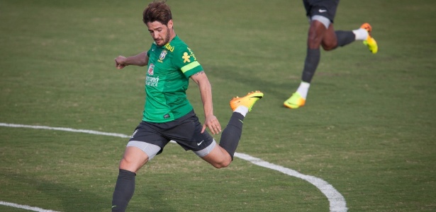 Pato esquece histórico de lesões no Corinthians e atinge meta de jogos ...
