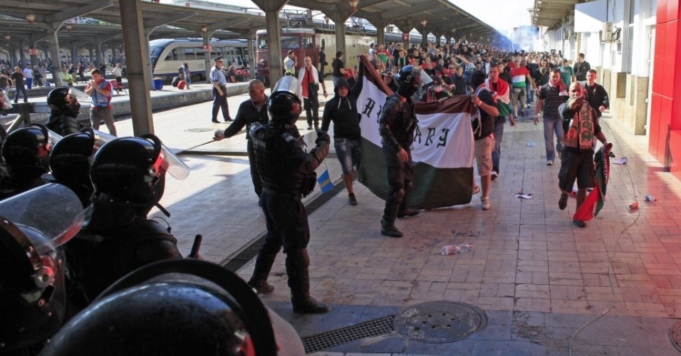 6.set.2013 - Policiais romenos entraram em conflito com torcedores da Hungria antes de jogo pelas Eliminatórias