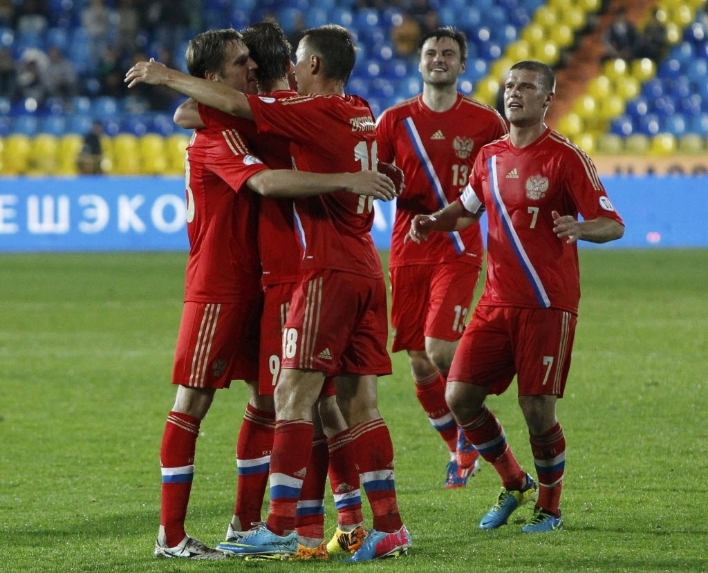 6.set.2013 - Russos comemoram o gol de Alexander Kokorin, que abriu o placar para a seleção em duelo contra Luxemburgo