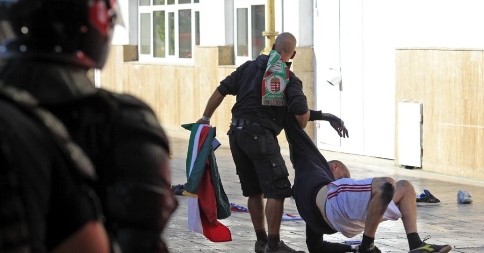 6.set.2013 - Torcedor húngaro é  arrastado após conflito com a polícia na Romênia - os países se enfrentam pelas Eliminatórias
