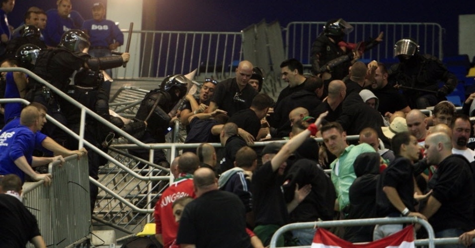 6.set.2013 - Torcedores da Hungria entram em conflito com policiais dentro do estádio antes de duelo contra a Romênia pelas Eliminatórias