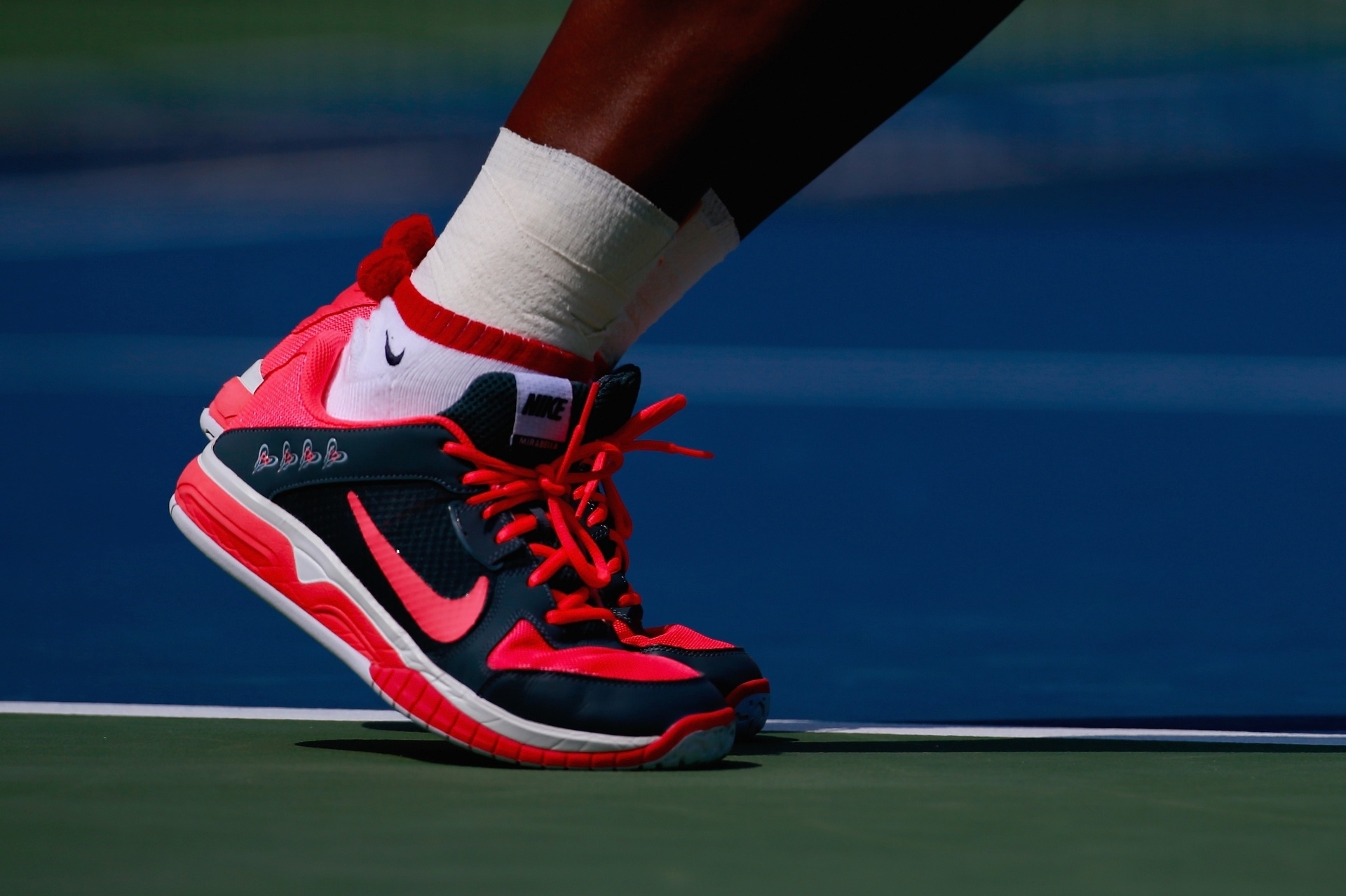 Tênis usados por Serena Williams têm quatro corações em alusão aos quatro títulos que ela conquistou no Aberto dos EUA - Getty Images