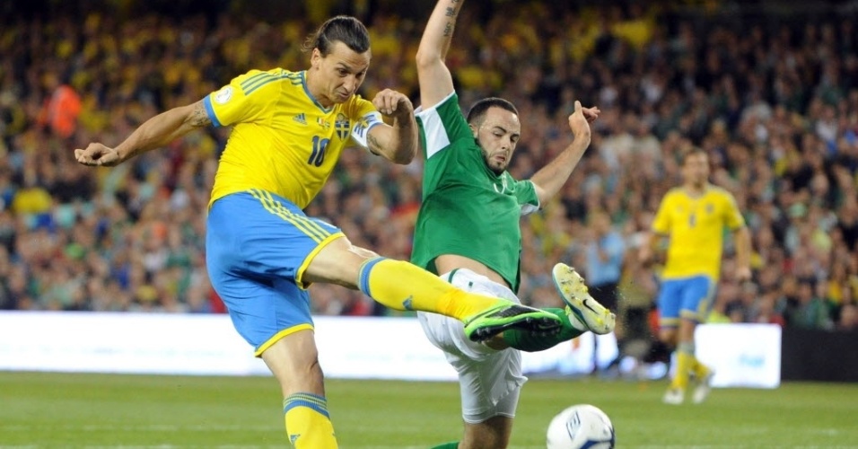 Zlatan Ibrahimovic tenta o chute durante partida da seleção da Suécia contra a Irlanda; suecos venceram por 2 a 1
