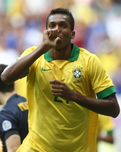 07.set.2013 - Atacante Jô marcou os dois primeiros gols da seleção brasileira contra a Austrália