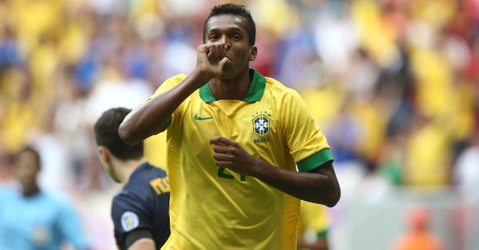07.set.2013 - Atacante Jô marcou os dois primeiros gols da seleção brasileira contra a Austrália