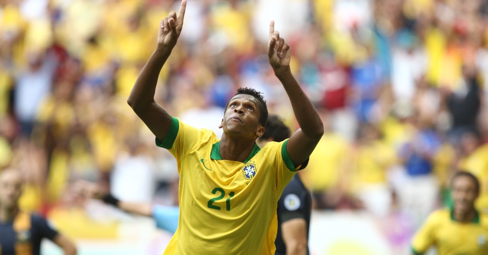 07.set.2013 - Jô comemora gol da seleção brasileira contra a Austrália