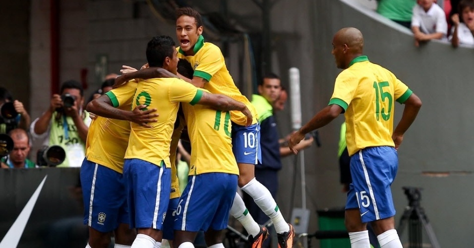 07.set.2013 - Jogadores brasileiros comemoram o gol de Jô no início do primeiro tempo do amistoso contra a Austrália