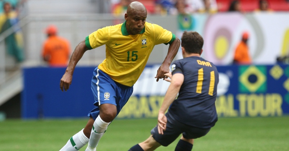 07.set.2013 - Lateral Maicon voltou a jogar pela seleção brasileira e teve importante participação no segundo gol de Jô