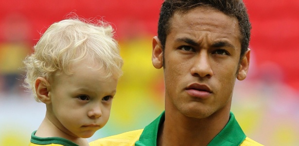 Neymar já teve a oportunidade de entrar em campo com Davi Lucca no colo