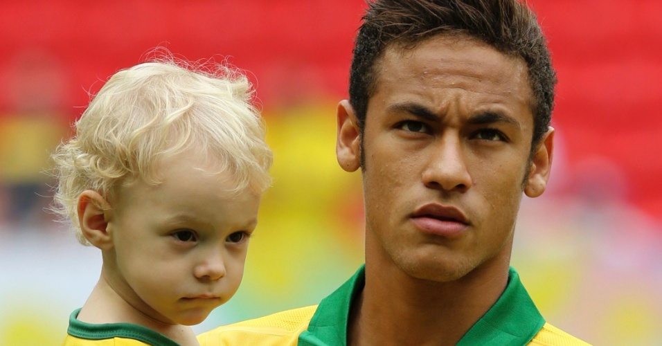 07.set.2013 - Neymar entrou em campo com o filho Davi Lucca