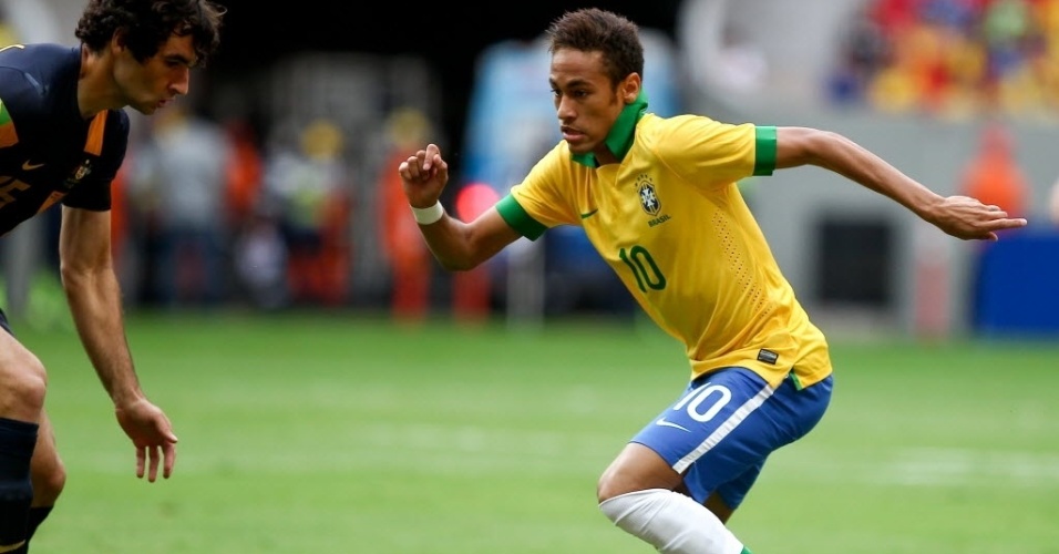 07.set.2013 - Neymar tenta jogada em amistoso da seleção brasileira contra a Austrália, no Mané Garrincha, em Brasília