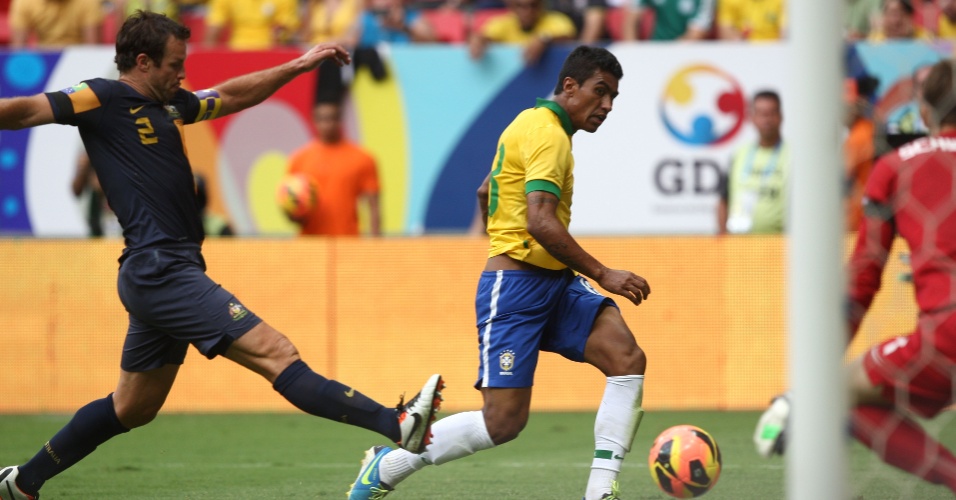 07.set.2013 - Paulinho faz boa jogada de ataque no amistoso entre a seleção brasileira e a Austrália, no estádio Mané Garrincha