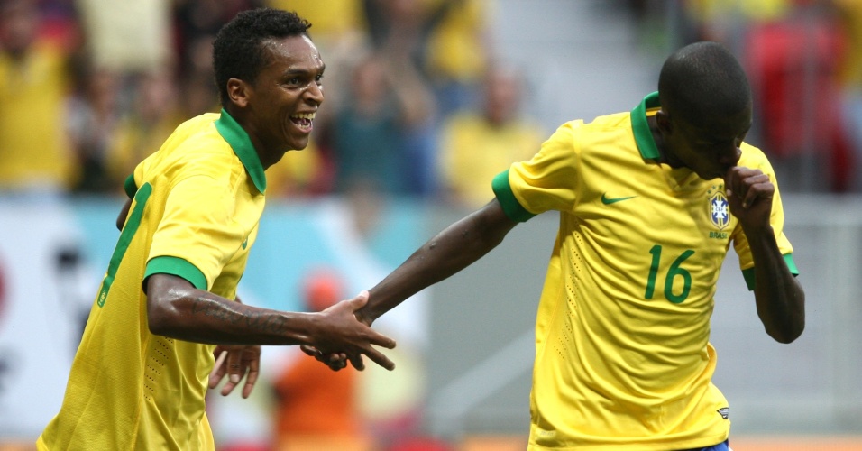 07.set.2013 - Ramires celebra seu gol em amistoso da seleção brasileira contra Australia. Ele é acompanhado por Jô.