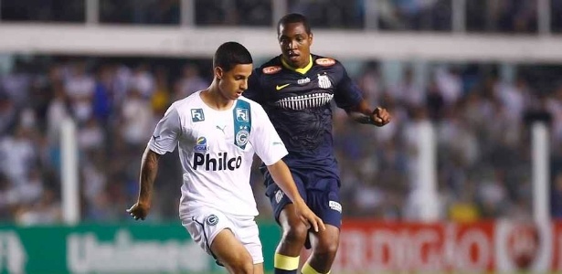  Renato Abreu, em sua estreia pelo Santos, tenta roubar a bola de jogador do Goiás - Ricardo Siubun/Flickr Santos