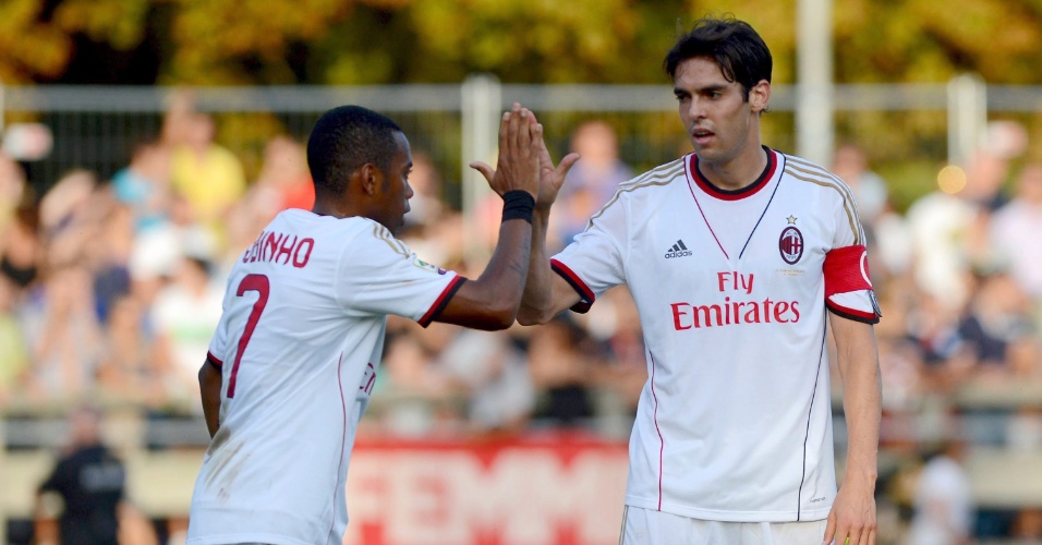 07.set.2013 - Robinho cumprimente Kaká em sua reestreia pelo Milan
