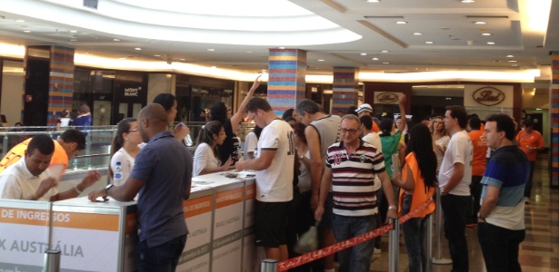 Torcedores compram ingressos para amistoso contra Austrália de última hora, na manhã deste sábado (7)