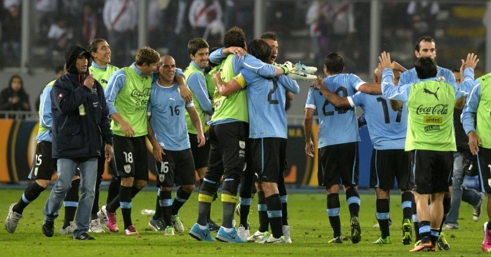 6.set.2013 - Jogadores da seleção uruguaia comemoram a vitória por 2 a 1, fora de casa, sobre o Peru