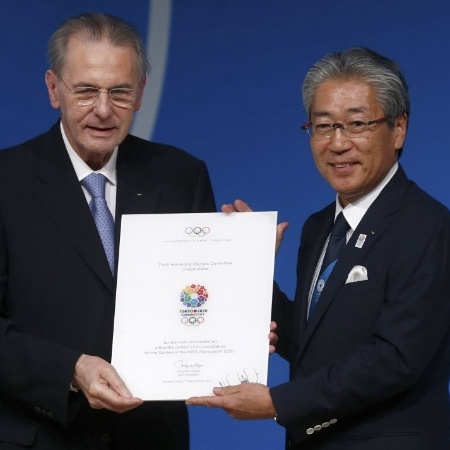Tsunekazu Takeda recebe diploma de candidatura de Tóquio de Jacques Rogge, presidente do COI - REUTERS/Marcos Brindicci