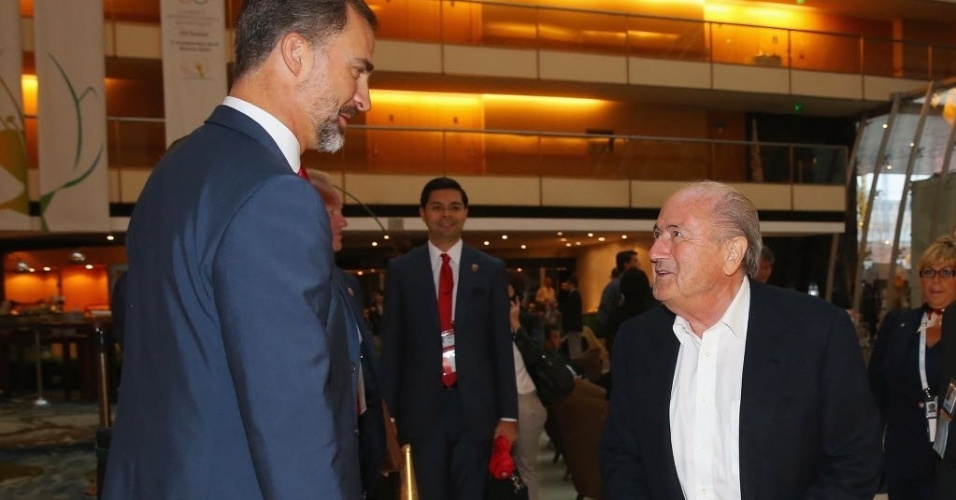 7.set.2013 - Joseph Blatter (d), presidente da FIFA, conversa com Felipe, Príncipe das Astúrias, no evento que define a sede dos Jogos de 2020