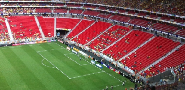 Estádio recebe poucos torcedores para amistoso em Brasília