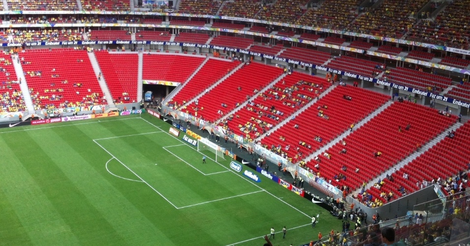 Estádio recebe poucos torcedores para amistoso em Brasília
