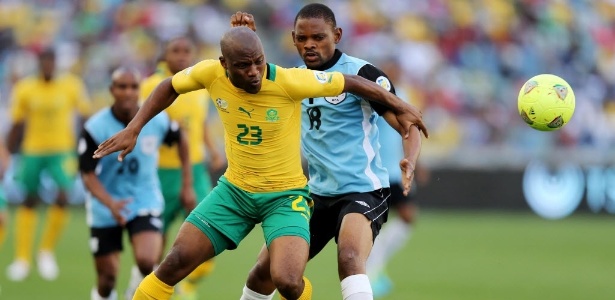 Tokelo Rantie (à frente), da África do Sul, que goleou, mas está eliminada
